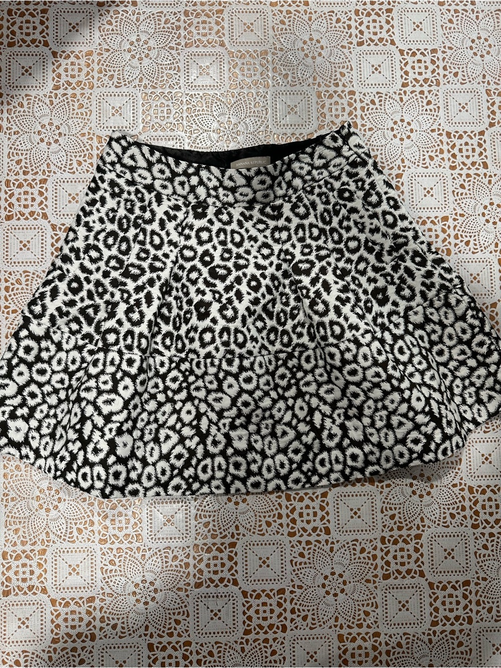 Banana Republic Size 4 Black Ivory Leopard Print Pleated Skirt Pockets
